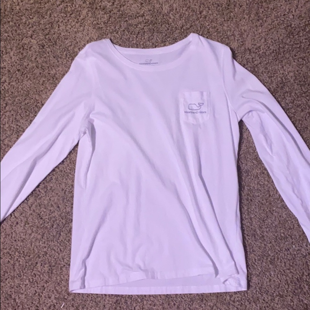 White vineyard vines tee